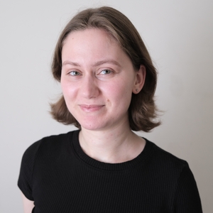 Lora's headshot.