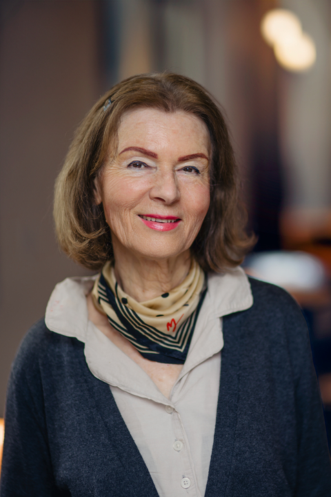 Headshot of Krystyna Illakowicz